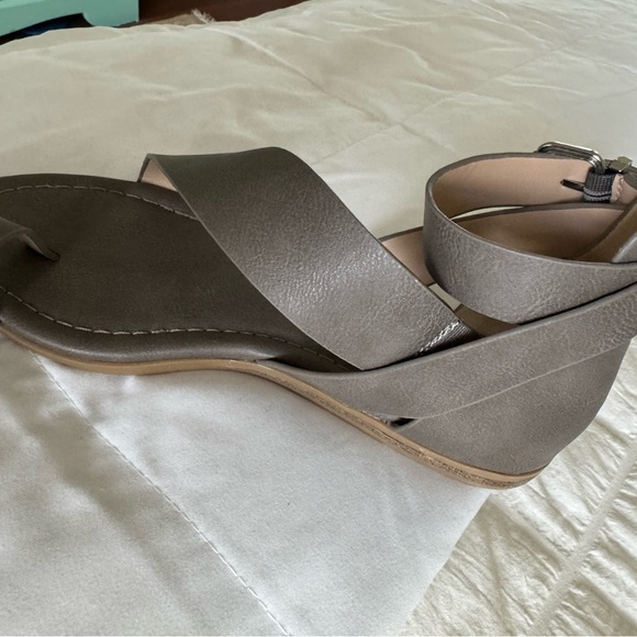 Wonderly Gray Sandals, 6, Toe Ring, NWOT - Picture 7 of 7